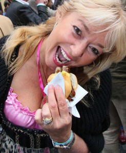 primke_tiffany 0810.jpg Marion Küffer lässt es sich schmecken. Jede Maß braucht ne Grundlage. Foto: Klaus Primke