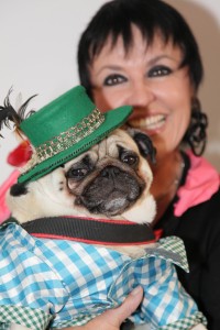 IMG_0402.JPG Wau! Mops Sir Henry mit Frauchen Uschi Ackermann. Foto: Klaus Primke