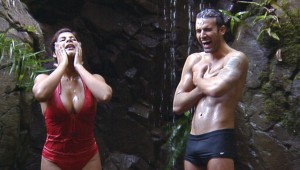Ich bin ein Star - Holt mich hier raus! Fake-Paar? I wo! Indi und Jay beim fröhlichen Duschen. Foto: RTL