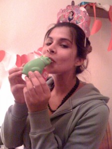 indifroschneues-bild Quak! Indi küsst ihren Frosch in meiner Küche. Foto: mio